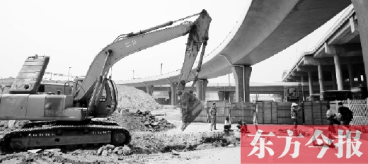 施工方稱為配合另一工程開(kāi)工移管道 預(yù)計(jì)6月中旬或6月底恢復(fù)通車 施工方稱為配合另一工程開(kāi)工移管道 預(yù)計(jì)6月中旬或6月底恢復(fù)通車