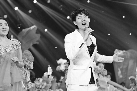 在青歌賽頒獎(jiǎng)盛典上，王晰的超炫男低音再次引爆全場(chǎng)