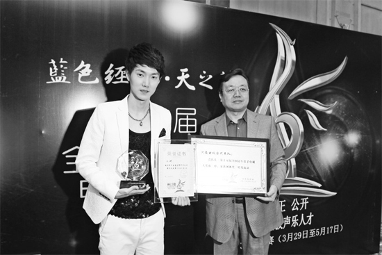 王晰領(lǐng)取流行組冠軍獎(jiǎng)，河南電視臺(tái)藝術(shù)總監(jiān)李暄代表河南電視臺(tái)領(lǐng)取第15屆青歌賽團(tuán)體獎(jiǎng)