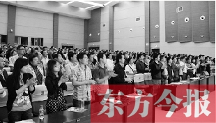 演員謝幕時，沒有觀眾離場，而是全部起立熱烈鼓掌