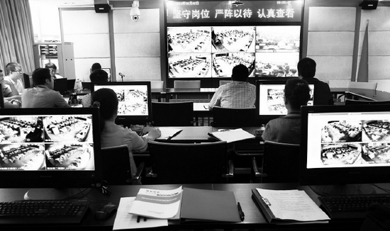 2013年高考首日，鄭州市國家考試考務指揮中心內，工作人員通過監(jiān)控器遠程監(jiān)考