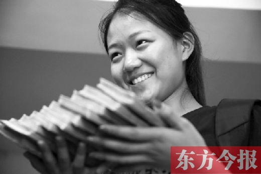 昨天，大一女生周文靜把10萬元現(xiàn)金還給了失主