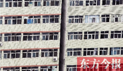 鄭州市城中村眾多類似這樣火柴盒式的房間，成了大中專畢業(yè)生們暫時安放青春和夢想的地方