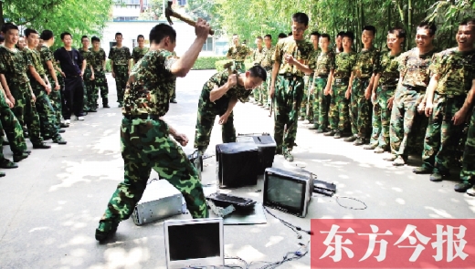 為了讓孩子表達(dá)戒除網(wǎng)癮的決心，學(xué)校組織孩子親手砸毀電腦