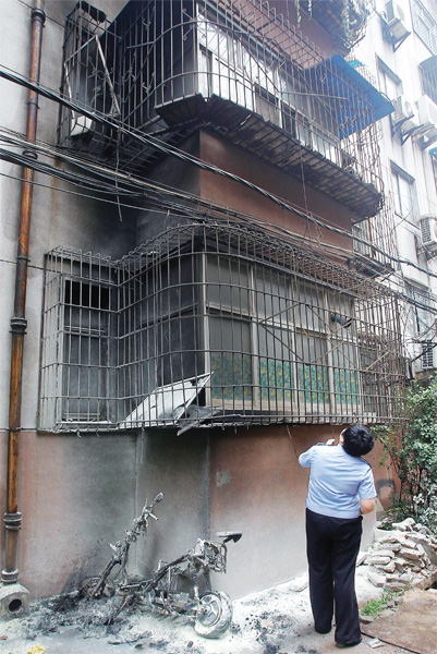 起火的電動(dòng)車(chē)只剩下鐵架和一堆灰燼 起火的電動(dòng)車(chē)只剩下鐵架和一堆灰燼