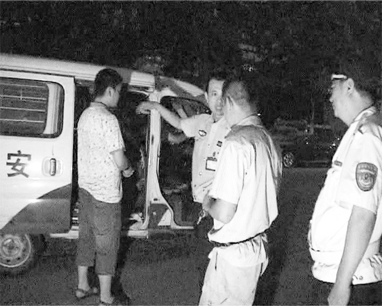 民警趕來協(xié)調(diào)“還錢” 民警趕來協(xié)調(diào)“還錢”