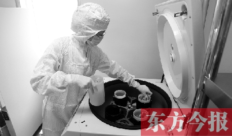 鄭州一專門儲(chǔ)存臍帶血的機(jī)構(gòu)，專業(yè)人員正在把臍帶血存放在儲(chǔ)藏箱里