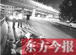 昨日凌晨3時(shí)，鄭州市區(qū)河醫(yī)立交橋下，交警在勘察現(xiàn)場(chǎng)