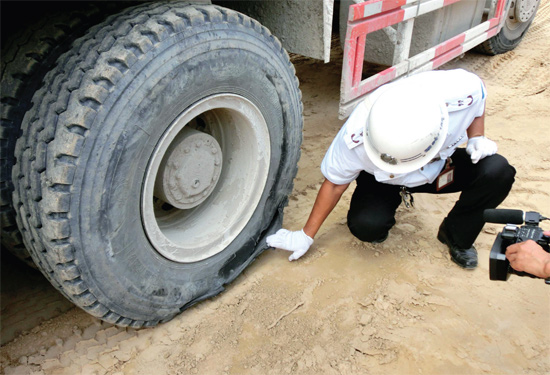 8月3日，棉紡路與六廠前街交叉口附近一輛水泥罐車突然爆胎，路邊一輛電動(dòng)車被沖擊波震翻報(bào)廢