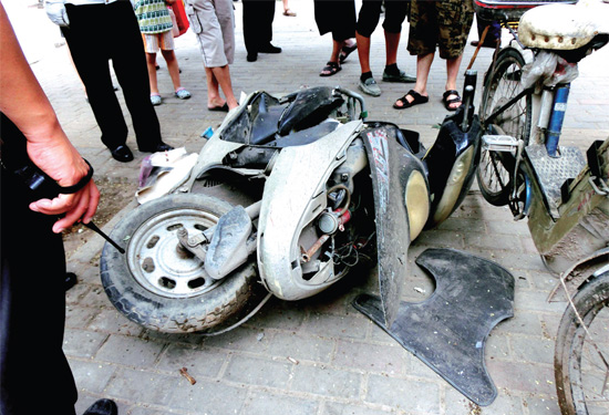 8月3日，棉紡路與六廠前街交叉口附近一輛水泥罐車突然爆胎，路邊一輛電動(dòng)車被沖擊波震翻報(bào)廢