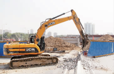 南陽路、北環(huán)快速路立交橋?qū)⑦M行封閉施工，圖為工人正在拆除隔離欄