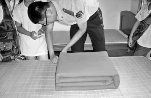 鄭州市某武警駐地，武警官兵現(xiàn)場表演疊被子