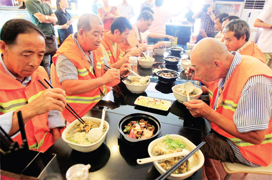 8月18日中午，鄭州市商城路一家飯店邀請33位一線環(huán)衛(wèi)工免費(fèi)吃頓飯