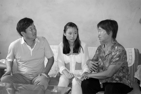 “商丘最美女兒”李丹（中）捐骨髓救母，愛心人士（左）送來1萬元愛心款