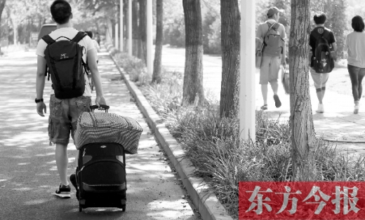 滿載著家人的希望，沿著學(xué)校的路標(biāo)，鄭州大學(xué)新生入學(xué)了，一位新生自己帶著行李來報(bào)到