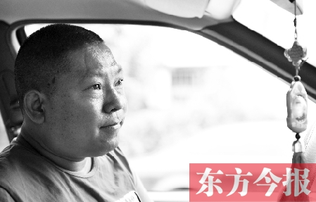 鄧太和帶父親去看病，兩天都沒打開過出租車后備廂