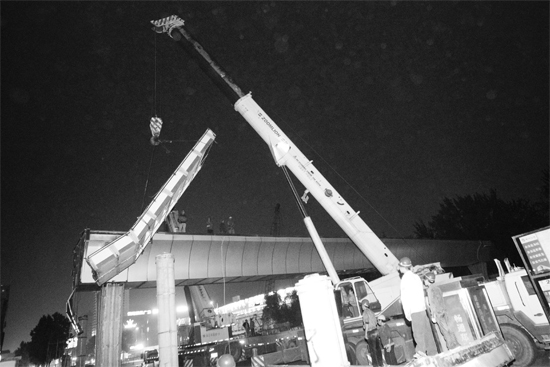 昨日凌晨，鄭州市動(dòng)物園天橋徹底拆除