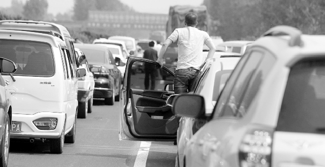 10月7日下午，寧洛高速漯河至商水段，因車禍發(fā)生擁堵