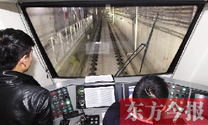 為了地鐵一號線在年底按期投入試運營，大家正在緊張調(diào)試