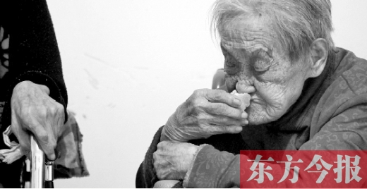 在鄭州惠濟區(qū)紅樹林老年療養(yǎng)院內(nèi)，一位老人在吃蛋糕