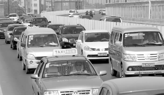 上午11點(diǎn)，鄭州市京廣快速路由北向南的路段已經(jīng)開始擁堵，要是早晚高峰，更是堵得走不成