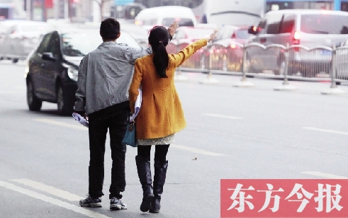 昨日下午5時(shí)30分，鄭州市花園路口公交站，一對(duì)青年正焦急等車