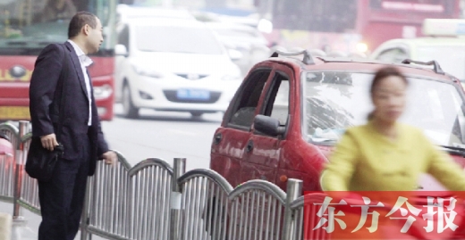 昨日下午5點40分，一男子久久未等到出租車，一輛“黑三輪”車主便和他搭訕