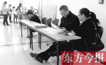 　　10月16日，鄭州市社保中心辦事大廳，新增的桌椅方便了前來辦理手續(xù)的市民