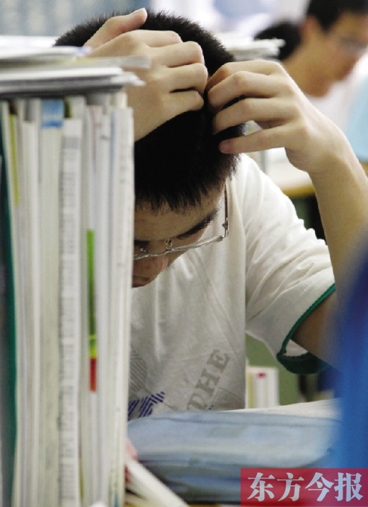 一位高三學(xué)生在復(fù)習(xí)功課 東方今報記者 沈翔 攝 一位高三學(xué)生在復(fù)習(xí)功課 東方今報記者 沈翔 攝