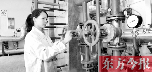 在熱力交換站工作的工人全面檢查設(shè)備準(zhǔn)備按時向用戶供暖 在熱力交換站工作的工人全面檢查設(shè)備準(zhǔn)備按時向用戶供暖