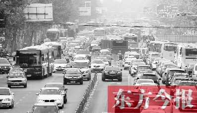 昨日下午4點(diǎn)，在花園路與黃河路口附近，車堵成了“一鍋粥”