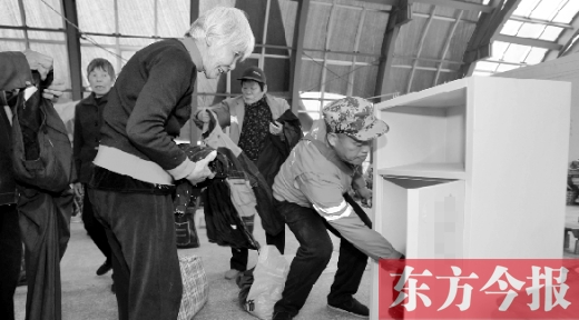 11月5日，孫德坤把棉衣送到今報(bào)的一處“愛(ài)有所衣”站點(diǎn)