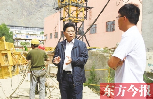 新鄉(xiāng)市援疆前方指揮部指揮長(zhǎng)、伊吾縣委副書(shū)記鄭援越（中）深入一線調(diào)研