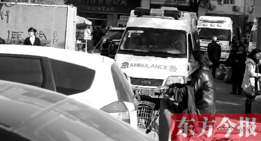 馬路上的機(jī)動(dòng)車越來(lái)越多，臨著大路鄭州市第一人民醫(yī)院門口，出急診的救護(hù)車常常遭遇堵車