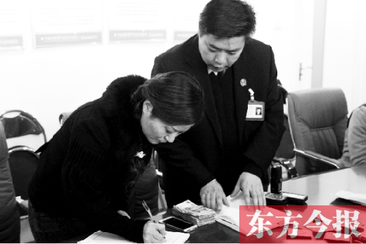 強(qiáng)制執(zhí)行+曝光，讓楊女士（左）拿到補(bǔ)償金