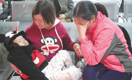 昨日，9時35分，堅守在手術室外的嘟嘟在媽媽懷里睡著了，因被眼前的真情觸動，今報記者趙丹流下了眼淚