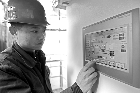 宗希明在“政七街煤改氣項目” 工程工地。高科技完全取代了老式燃煤鍋爐笨重、復(fù)雜的管理和控制