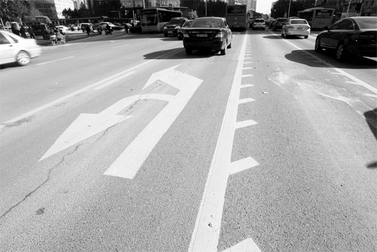 昨日，鄭州市金水路未來路口的“魚刺”車道，好多司機(jī)不知道咋走