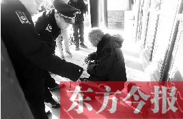 昨日，鄭州市管城區(qū)執(zhí)法局對(duì)轄區(qū)一只狗狗檢查是否辦過證 東方今報(bào)首席記者 劉棟杰 攝