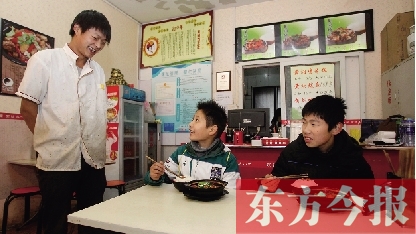 11月30日，鄭州市81中的兩位學(xué)生用勞動為自己掙了一頓中午飯，心里很高興