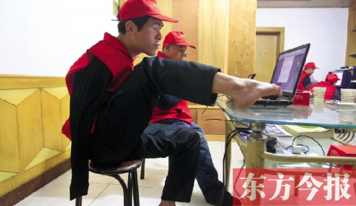 12月2日，一名“豫殘聯(lián)盟”志愿者正通過網(wǎng)絡(luò)、微博等聯(lián)絡(luò)著各地殘疾人朋友 東方今報(bào)首席記者 張曉冬