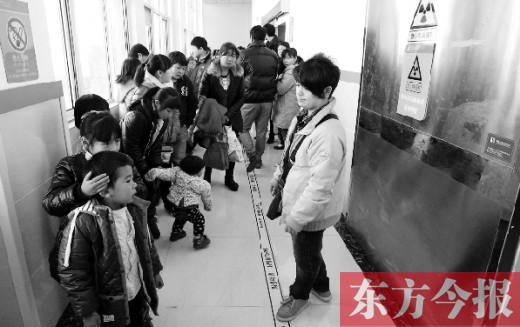11月30日上午，星星等20余名“袖珍人”到鄭州市兒童醫(yī)院進(jìn)行骨齡測定