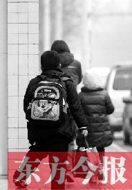 一名學(xué)生背著書包走出校門準備回家。教育部發(fā)布規(guī)定，其中明確規(guī)定教師收禮、有償補課等行為將受到相應(yīng)處分