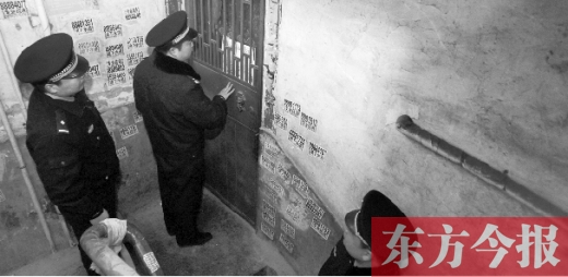 12月3日，鄭州市隴海路。執(zhí)法人員欲進(jìn)入一戶(hù)未辦狗證的居民家中，強(qiáng)行將狗帶走