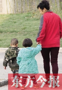 男孩兒姓“鄭”，女孩兒姓“周”（取“州”諧音），即“鄭州”之意，這一取名法得到了認可