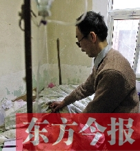 54歲的老楊把自己當(dāng)做護士，不離不棄照顧著已成“植物人”的母親