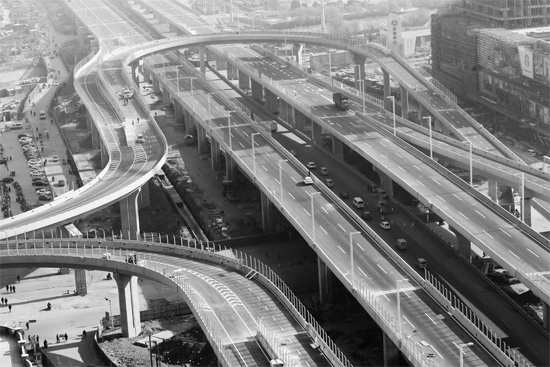 昨日，已經(jīng)開始施劃交通標(biāo)線的鄭州市三環(huán)快速路北環(huán)高架橋部分