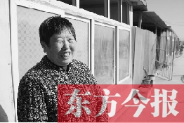 在京水村的臨時(shí)過渡區(qū)內(nèi)，一位大媽在儲(chǔ)存大白菜