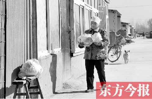 在京水村的臨時(shí)過渡區(qū)內(nèi)，62歲的村民白小英對(duì)未來的生活充滿期待