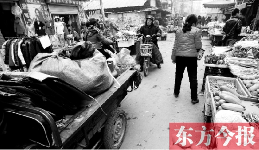 和所有的都市村莊一樣，老鴉陳也充滿著形形色色的人，窄窄的巷子因占道經(jīng)營變得更加狹窄